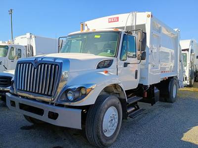 International WorkStar 7400 Garbage Truck - Automatic