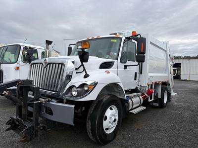 International WorkStar 7400 Side Load Garbage Truck - Cummins, Automatic
