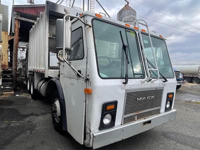 Mack LE613 Garbage Truck