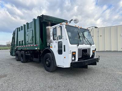 Mack LE613 Garbage Truck
