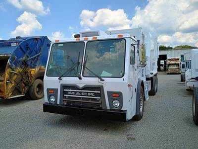 Mack LEU600 Garbage Truck