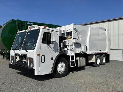 Mack LEU613 Garbage Truck
