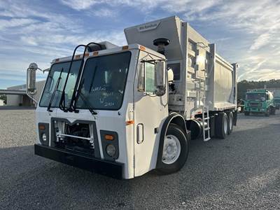Mack LEU613 Garbage Truck