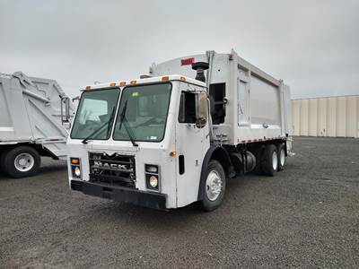 Mack LEU613 Garbage Truck