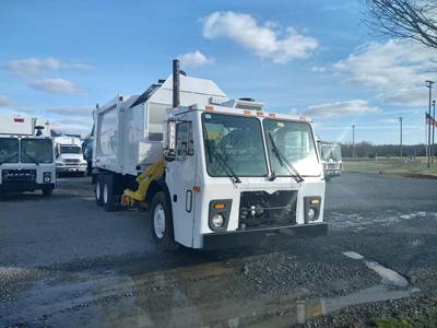 Mack LEU613 Garbage Truck