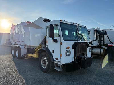 Peterbilt 520 Side Load Garbage Truck - Paccar, Automatic