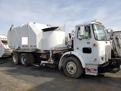 Volvo XPEDITOR Garbage Truck - Caterpillar, 300HP, Automatic