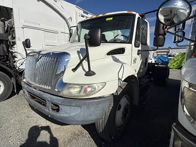 International DuraStar 4300 Hooklift Truck - Automatic