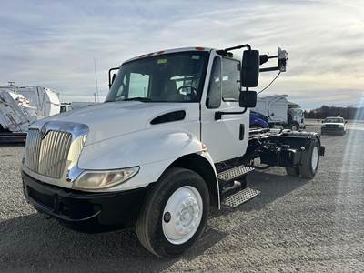 International DuraStar 4400 Roll Off Truck