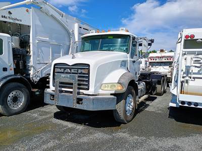 Mack Granite GU813 Roll Off Truck - MP7, Automatic