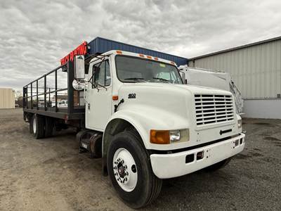 International 4900 Stake Bed Truck - Manual