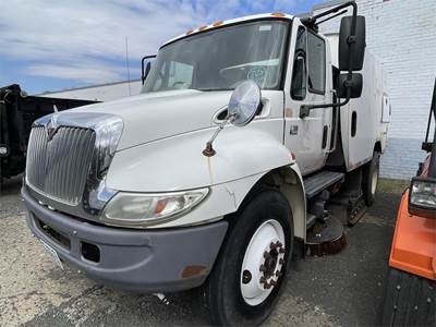 International DuraStar 4300 Sweeper Truck - Automatic