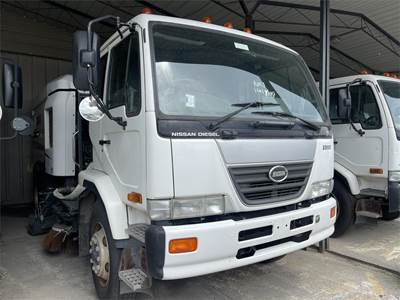 UD 3300 Sweeper Truck - John Deere, Automatic