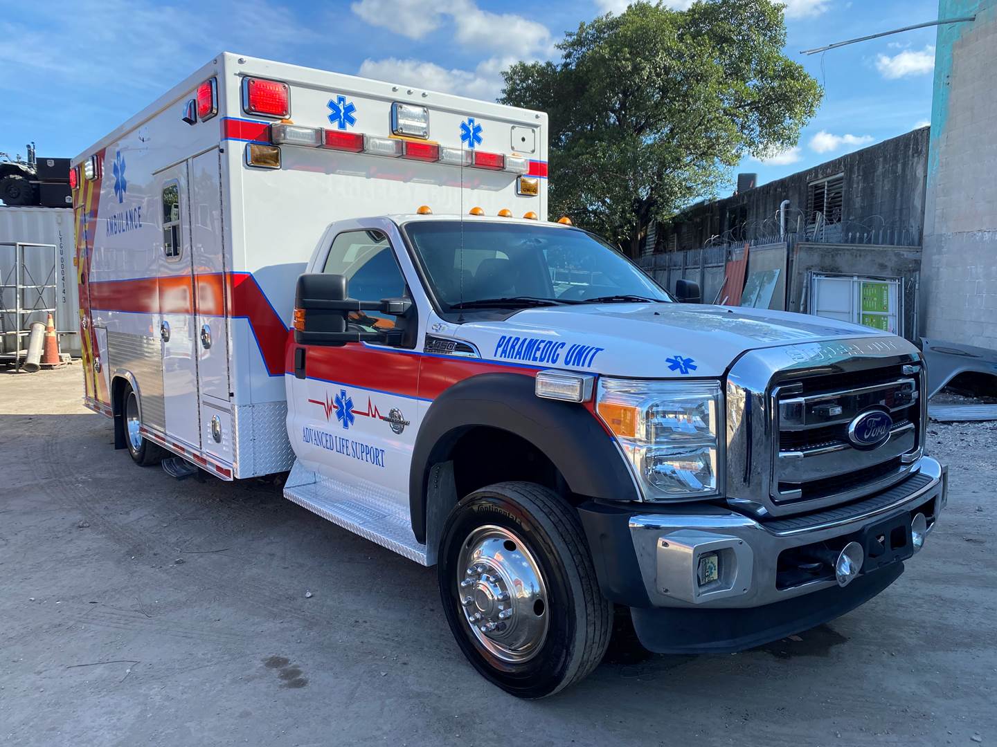 Ambulances-Ford-F-450-XLT-23627674.jpg
