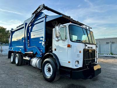 2009 Autocar WX64 Heil Front Loader Packer Garbage 28 Yards Truck