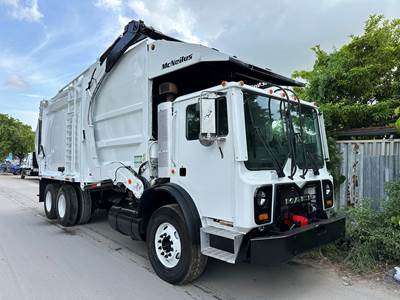2010 Mack MR613 McNeilus  Front Loader 30 Yards Garbage Truck