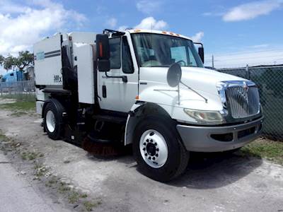 International DuraStar 4300 Sweeper Truck