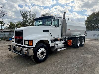 2002 Mack CH613 Water Truck 2,000 Gallons Tank