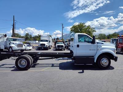 2017 Ford F-650 XLT Cab & Chassis Truck Under CDL, Steel wheel liners, Low MILES 87K, Clean.