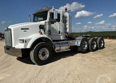 2006 Kenworth T800 Day Cab Truck, HEAVY HAUL, LOW MILES 187K.