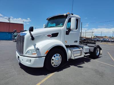 2018 Peterbilt 579 Day Cab Truck Single axle LOW MILES. 145K