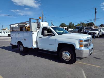 2015 Chevrolet 3500 Service Truck with Air compresser and Generator, LOW MILES 112K.