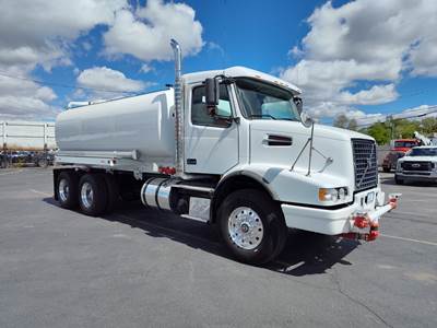 2007 Volvo VHD, NEW Tank, VE D12 12.13L, Eaton 10 Spd, 365 H.P., NEW 4,000 Gal, Sprayers, 132K Low Miles!
