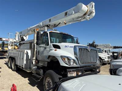 International 7400 Boom / Bucket Truck