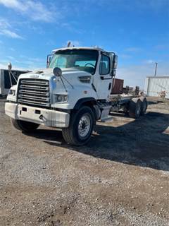 Freightliner 114SD Cab & Chassis Truck