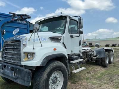 Freightliner 114SD Cab & Chassis Truck