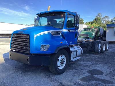 Freightliner 114SD Cab & Chassis Truck