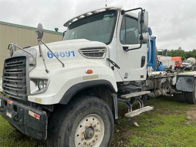 Freightliner 114SD Cab & Chassis Truck