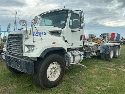 Freightliner 114SD Cab & Chassis Truck