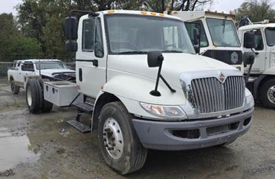 International 4300 SBA Cab & Chassis Truck