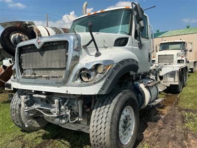 International 7600 Cab & Chassis Truck