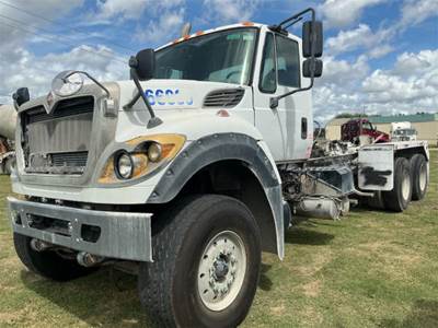 International 7600 Cab & Chassis Truck