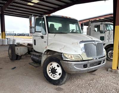 International DuraStar 4300 Cab & Chassis Truck