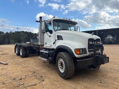 Mack 700 Cab & Chassis Truck
