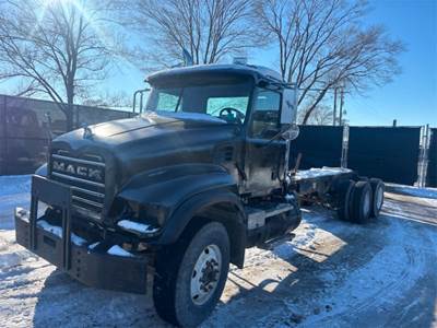 Mack 700 Cab & Chassis Truck