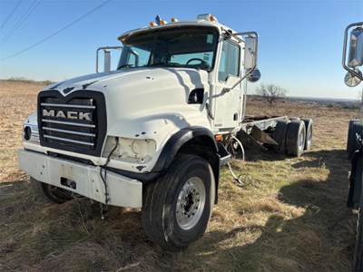 Mack 700 Cab & Chassis Truck