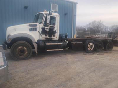 Mack 700 Cab & Chassis Truck