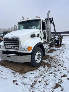 Mack 700 Cab & Chassis Truck