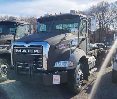 Mack 800 Cab & Chassis Truck