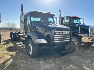 Mack 800 Cab & Chassis Truck