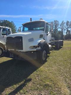 Mack 800 Cab & Chassis Truck