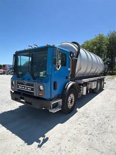 Mack MRU 613 Cab & Chassis Truck