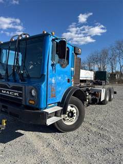 Mack MRU613 TERRAPRO Cab & Chassis Truck