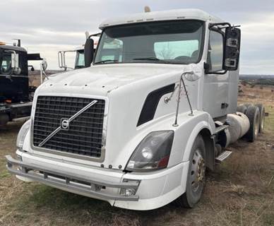 Volvo VNL64T Cab & Chassis Truck