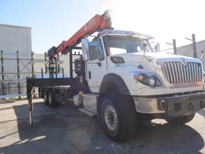 International WorkStar 7600 Crane Truck