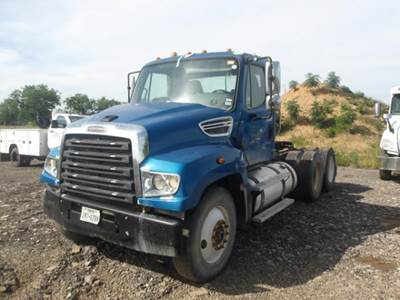 Freightliner 114SD Day Cab Truck
